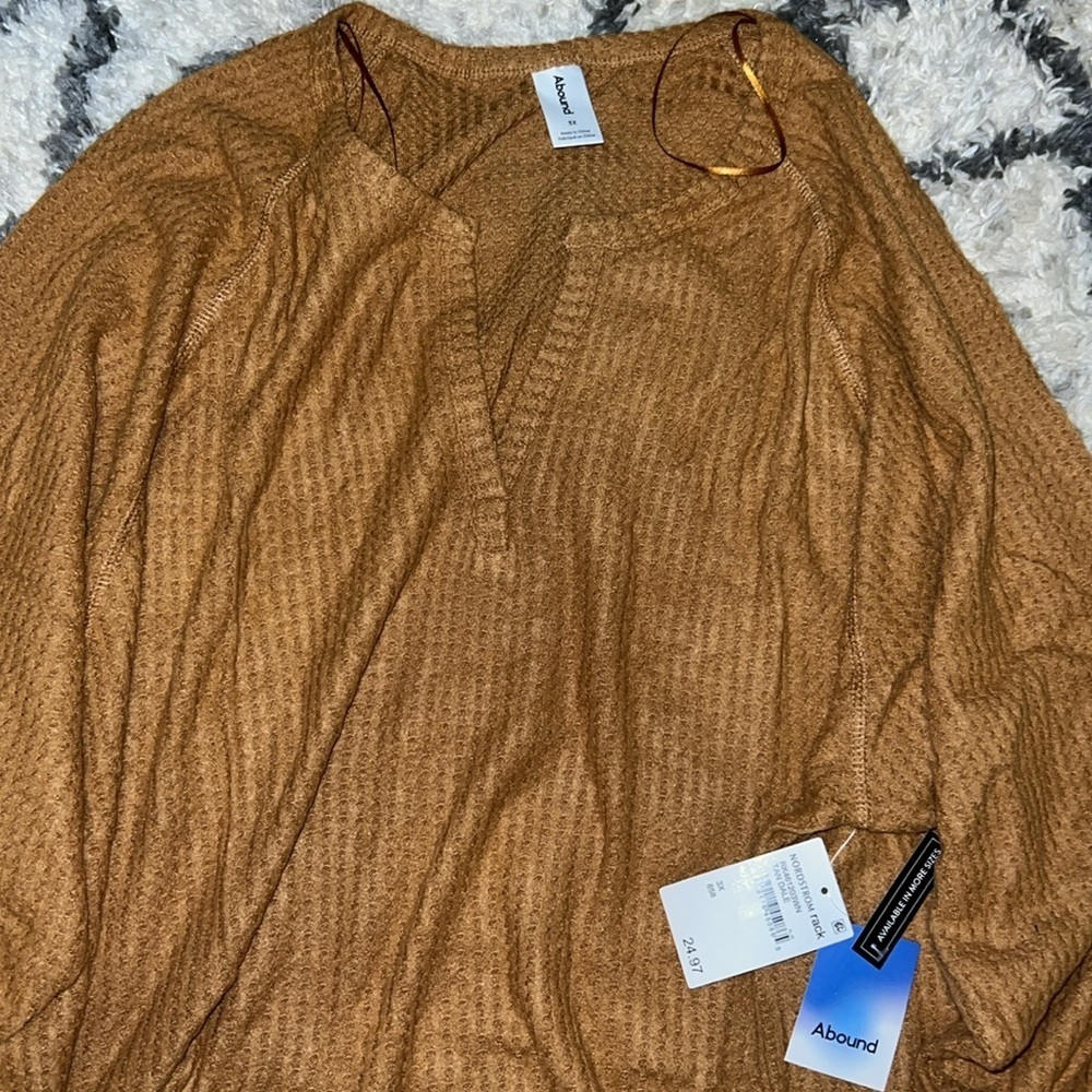 NWT: Sweater - Picture 2 of 4